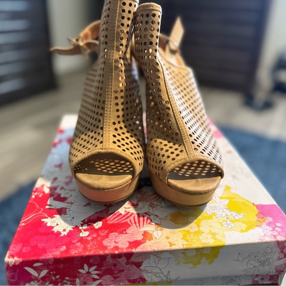 Chinese Laundry Tan Wedge Shoes - Picture 3 of 4